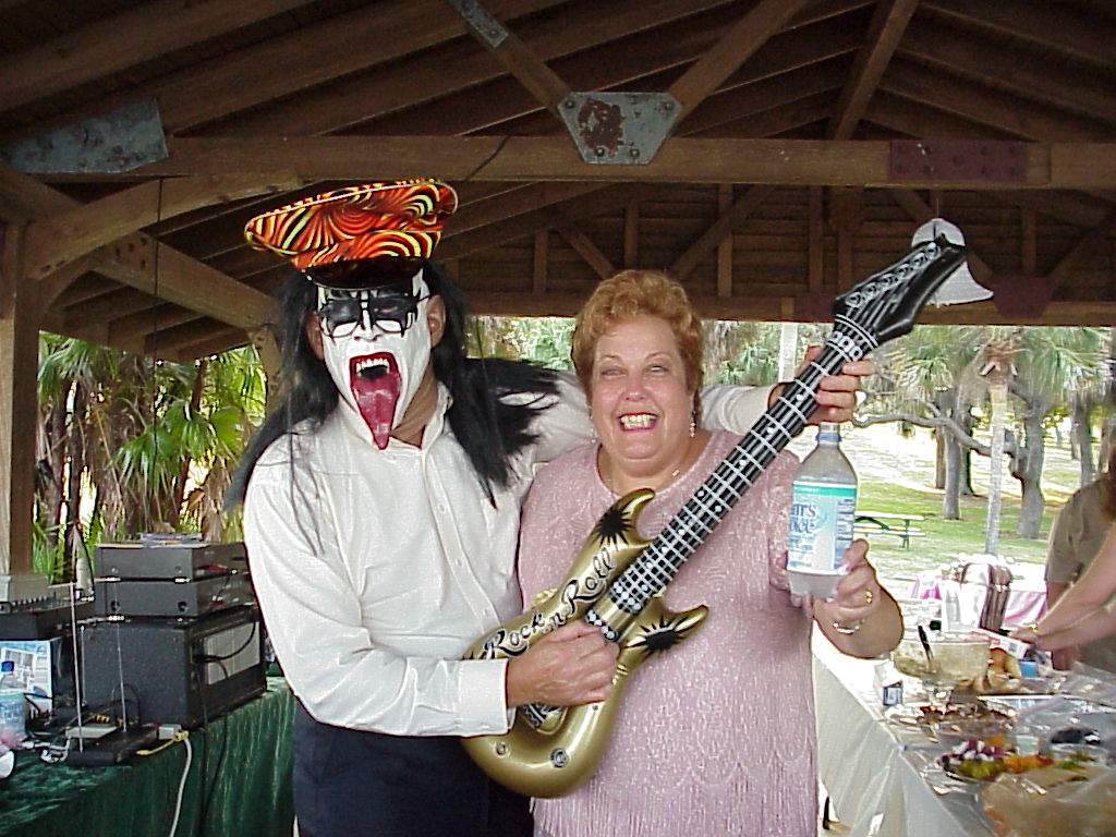 ruthandjohnaskiss.jpg